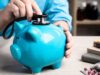 Gehaltsreport: Wer verdient am meisten udn wer verliert? Sparschwein mit Hand und Pillen