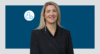 Porträt Frau mit langen blonden Haaren, dunkler Blazer, lächelnd, auf dunkelblauem Hintergrund. Es zeigt Constanze Dewald ist als Executive Director Growth bei Schmittgall HEALTH tätig. Sie unterstützt Bestands- und Neukunden bei der Entwicklung kreativer und zukunftsträchtiger Lösungen für die Ansprache von Patient:innen und HCPs. In Ihrem Beitrag spricht sie über Gesundheitskompetenz