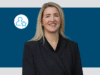 Porträt Frau mit langen blonden Haaren, dunkler Blazer, lächelnd, auf dunkelblauem Hintergrund. Es zeigt Constanze Dewald ist als Executive Director Growth bei Schmittgall HEALTH tätig. Sie unterstützt Bestands- und Neukunden bei der Entwicklung kreativer und zukunftsträchtiger Lösungen für die Ansprache von Patient:innen und HCPs. In Ihrem Beitrag spricht sie über Gesundheitskompetenz