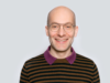 Dr. Gregor Obernosterer, Business Development Director bei der RoX Health GmbH (re.), Porträtfoto. Thema des Beitrags sind Kooperationen in Pharma