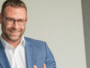 Dr. Traugott Gruppe, Medical Director Germany bei Boehringer Ingelheim, Porträtfoto, Mann mit Bart und Brille, lachend im Gespräch über schnellere Wege in die Versorgung von Patiemten und Ärzte