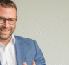 Dr. Traugott Gruppe, Medical Director Germany bei Boehringer Ingelheim, Porträtfoto, Mann mit Bart und Brille, lachend im Gespräch über schnellere Wege in die Versorgung von Patiemten und Ärzte