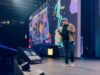 Bild eines Mannes mit Schirmmütze auf einer Bühne. Es handelt sich um Roland Eisenbrand auf der Conference Stage OMR 2025, er hält seinen Vortrage State of the Internet.