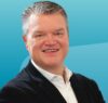 Christoph Hagenlocher, Porträt, Mann mit kurzen. grau-blonden Haaren vor blauem Hintergrund