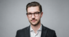 Karl Stubbe, Head of Health bei Edelman Deutschland, im Porträt.