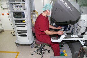 Oberfeldarzt Dr. Oberfeldarzt Dr. Andreas Martinschek bei der Bedienung des OP-Roboters