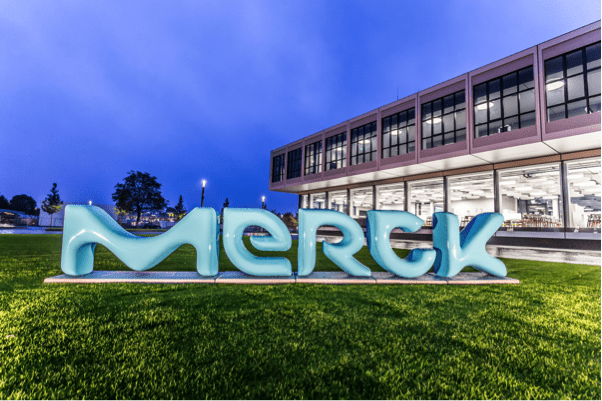 Das neue Merck-Logo vor dem Innovationszentrum in Darmstadt