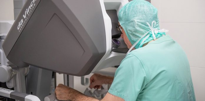 Das Klinikum Ingolstadt setzt auf die neue Generation des OP-Roboters da Vinci – auch beim Recruiting von Ärzten. © Photo Studio Büttner