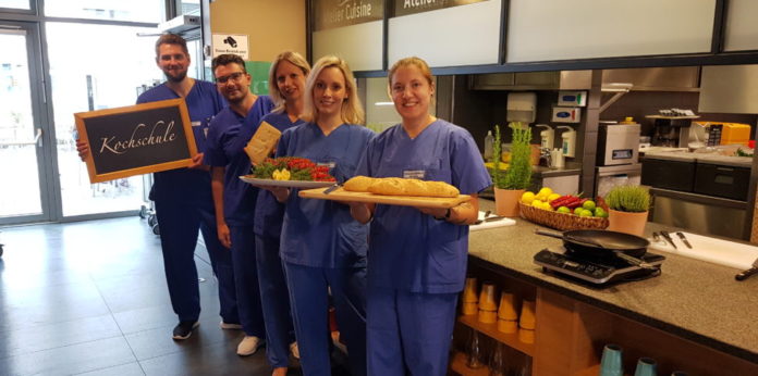 Das Ev. Krankenhaus Mettmann organisert einen Kochabend, um Pflegekräfte zu gewinnen.
